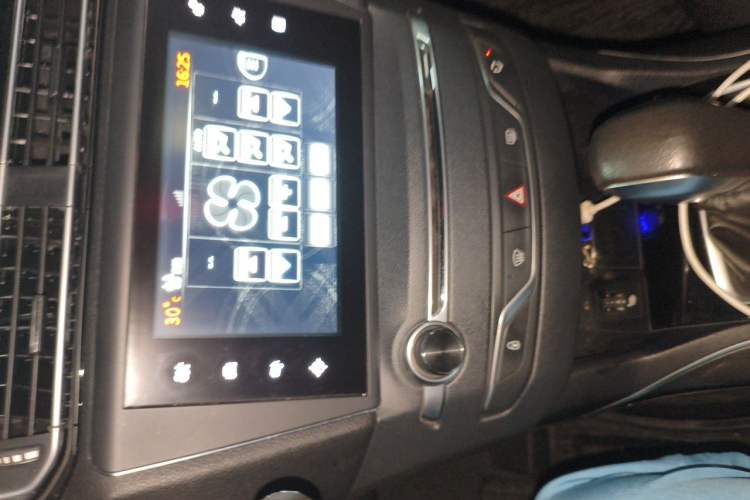 Used Peugeot 408 2014 1.6T Automatic Supreme Edition Audio And AC Panel