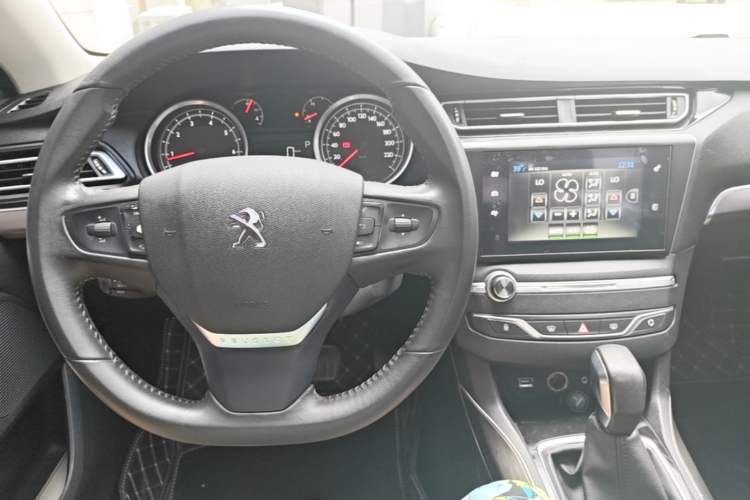 Used Peugeot 408 2014 1.8L Automatic Luxury Edition Center Console