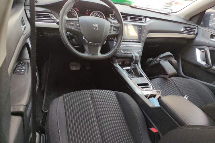 Used Peugeot 408 2014 1.8L Automatic Luxury Edition Center Console