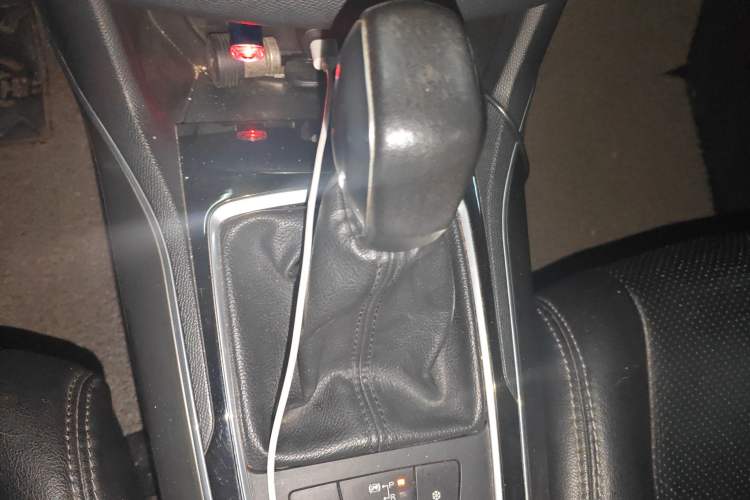 Used Peugeot 408 2014 1.8L Automatic Luxury Edition Gear Lever