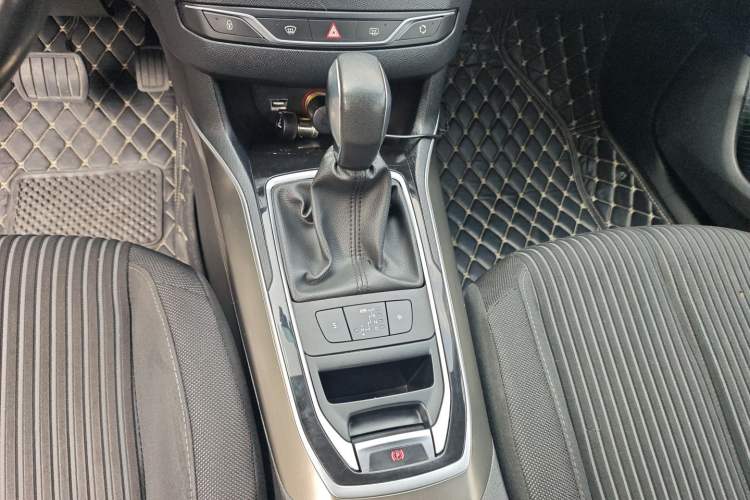 Used Peugeot 408 2014 1.8L Automatic Luxury Edition Gear Lever