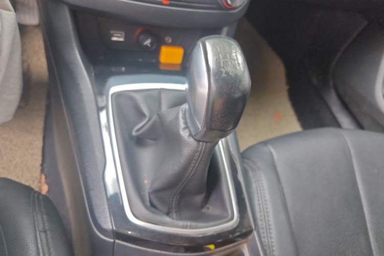 Used Peugeot 408 2014 1.8L Manual Leading Edition Gear Lever