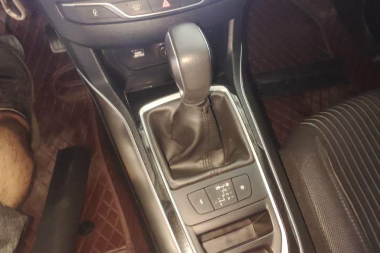 Used Peugeot 408 2014 1.8L Automatic Luxury Edition Gear Lever