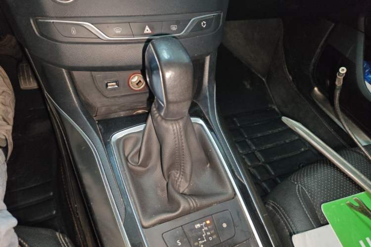 Used Peugeot 408 2014 1.8L Automatic Luxury Edition Gear Lever