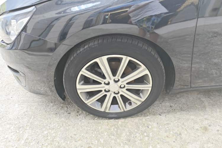 Used Peugeot 408 2014 1.8L Automatic Luxury Edition Left Front Wheel Hub
