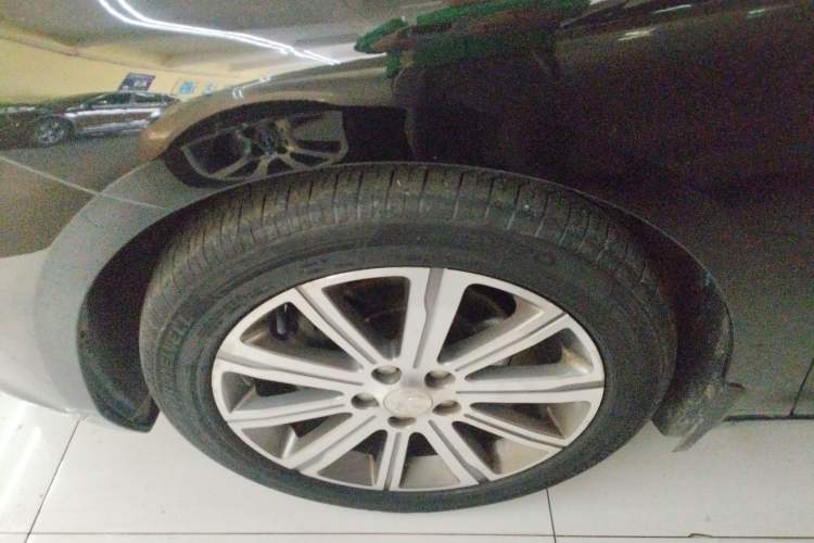 Used Peugeot 408 2014 1.8L Automatic Luxury Edition Left Front Wheel Hub