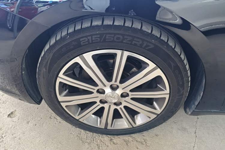 Used Peugeot 408 2014 1.8L Automatic Luxury Edition Left Front Wheel Hub