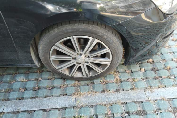 Used Peugeot 408 2014 1.8L Automatic Luxury Edition Right Front Wheel Hub