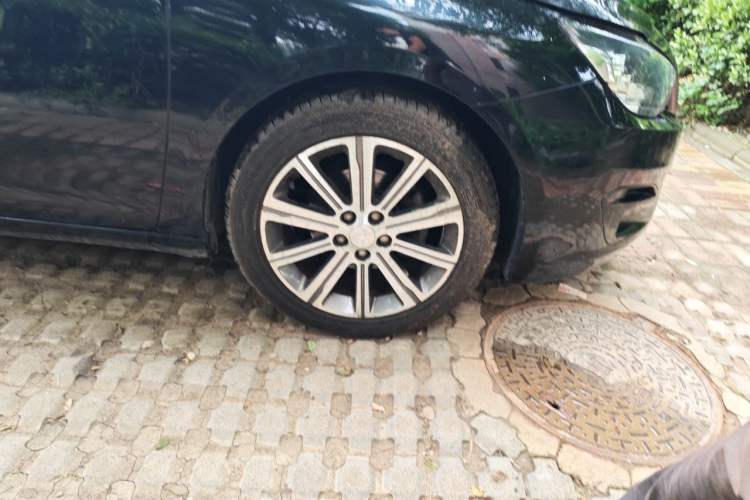 Used Peugeot 408 2014 1.8L Automatic Luxury Edition Right Front Wheel Hub