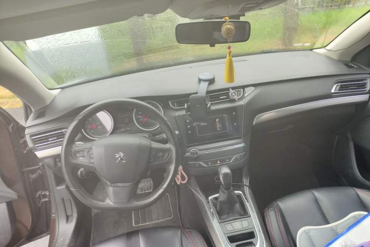 Used Peugeot 408 2014 1.8L Automatic Luxury Edition Center Console