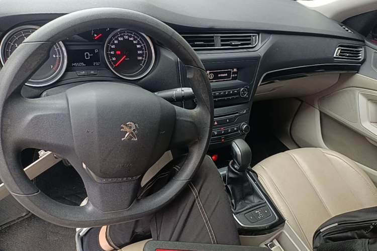 Used Peugeot 408 2014 1.8L Automatic Leading Edition Center Console