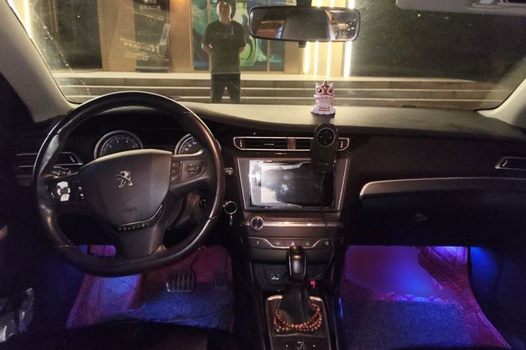 Used Peugeot 408 2014 1.8L Automatic Luxury Edition Center Console