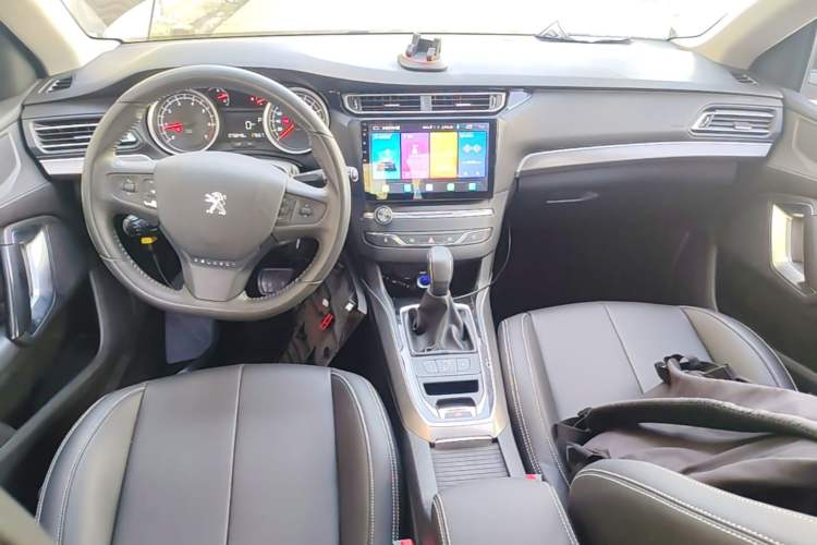 Used Peugeot 408 2014 1.8L Automatic Luxury Edition Center Console