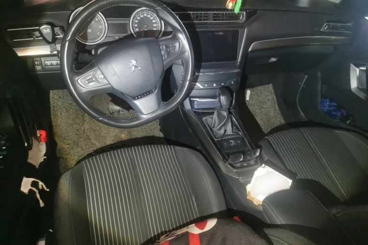 Used Peugeot 408 2014 1.8L Automatic Luxury Edition Center Console