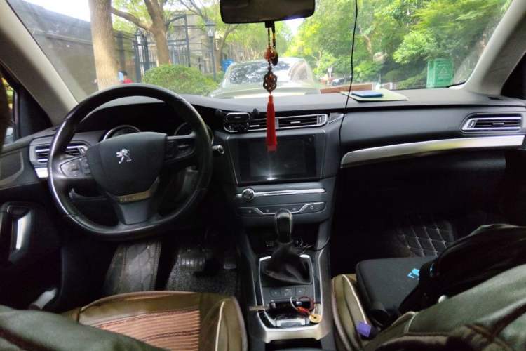 Used Peugeot 408 2014 1.8L Automatic Luxury Edition Center Console