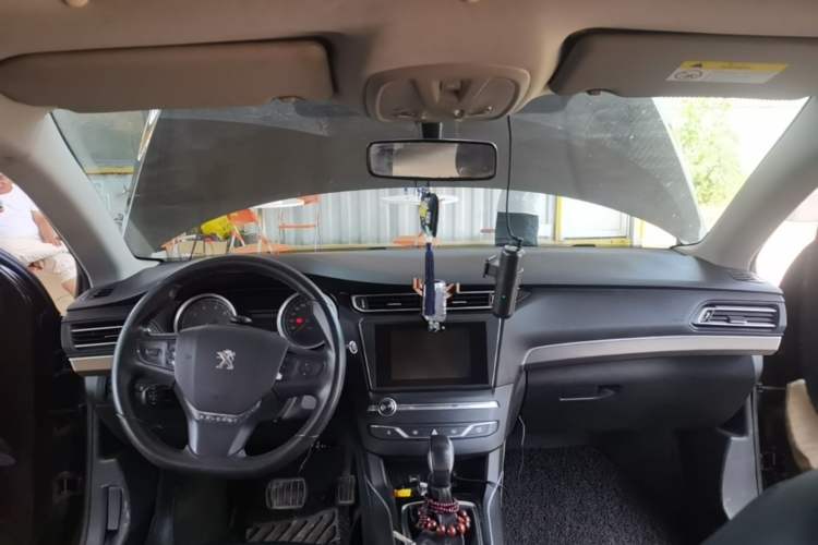 Used Peugeot 408 2014 1.8L Automatic Luxury Edition Center Console