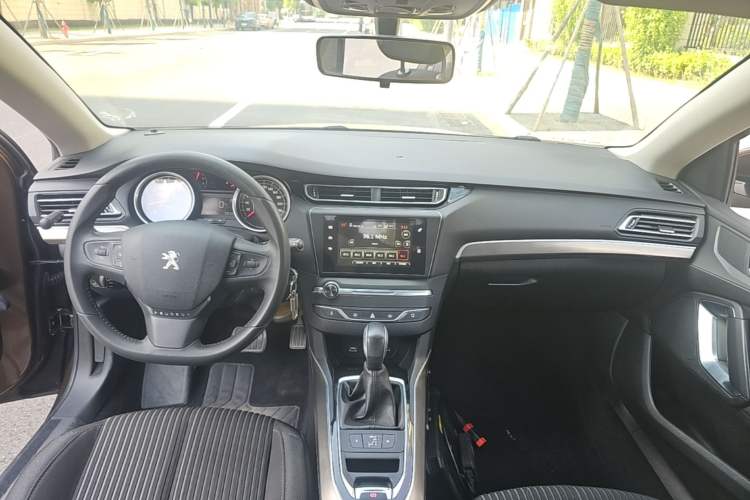 Used Peugeot 408 2014 1.8L Automatic Luxury Edition Center Console