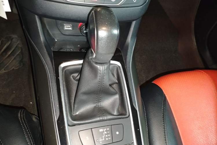 Used Peugeot 408 2014 1.8L Automatic Luxury Edition Gear Lever