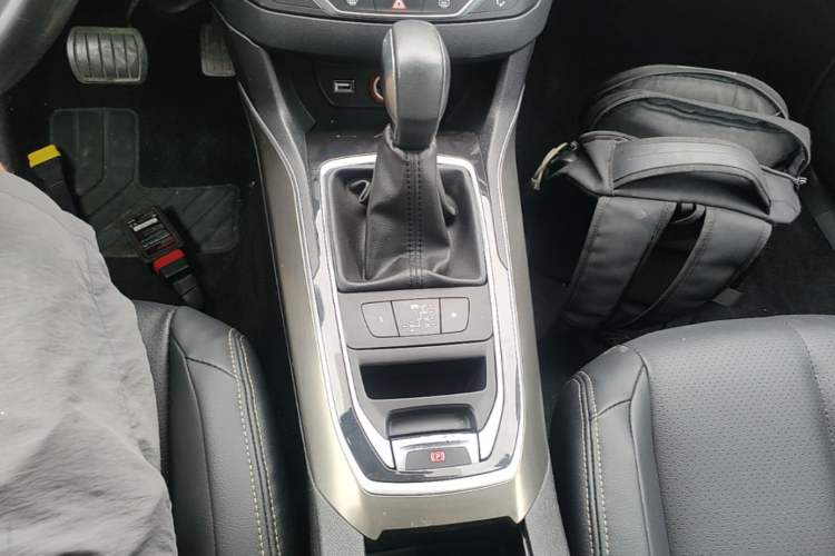 Used Peugeot 408 2014 1.8L Automatic Luxury Edition Gear Lever