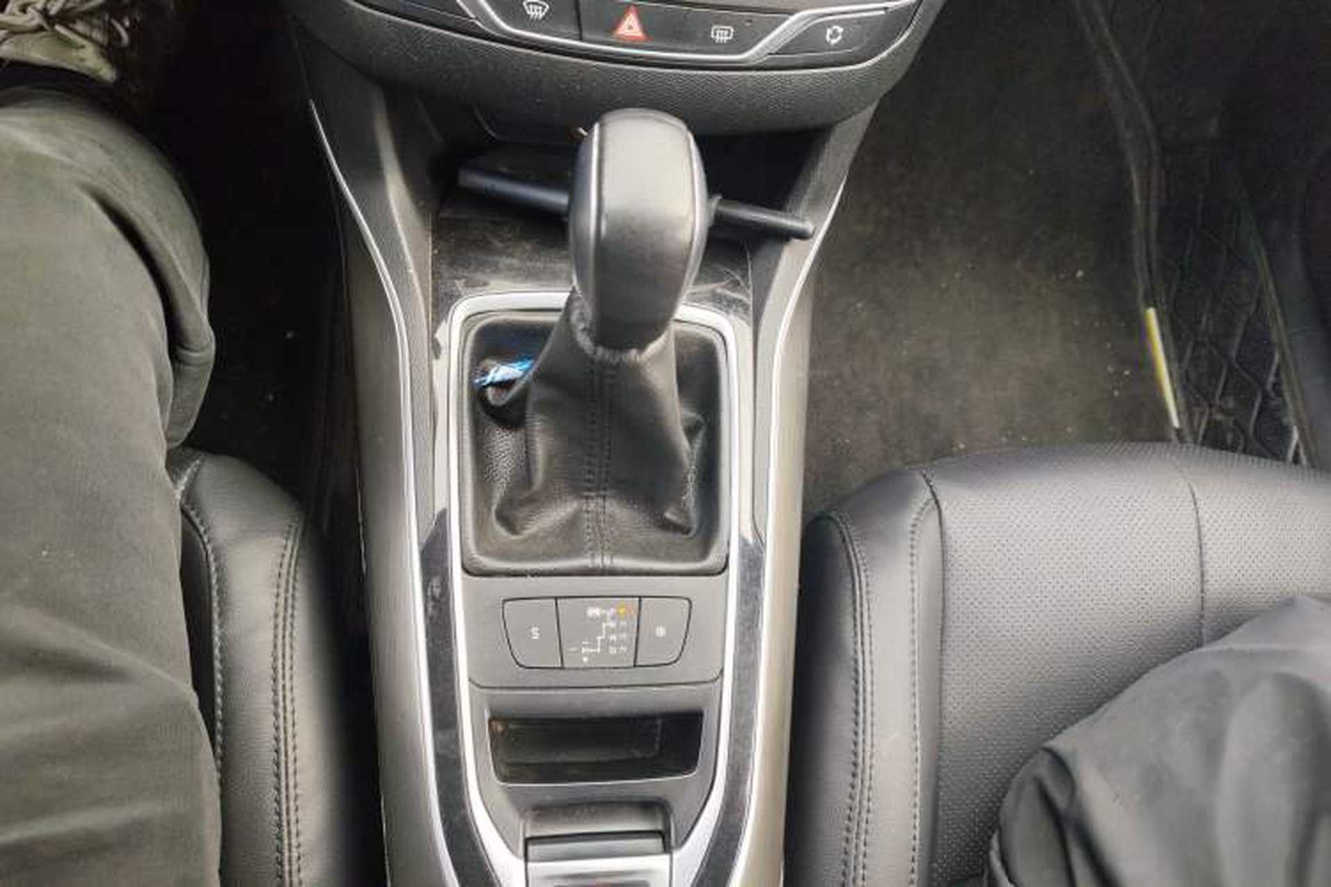Used Peugeot 408 2014 1.8L Automatic Luxury Edition Gear Lever