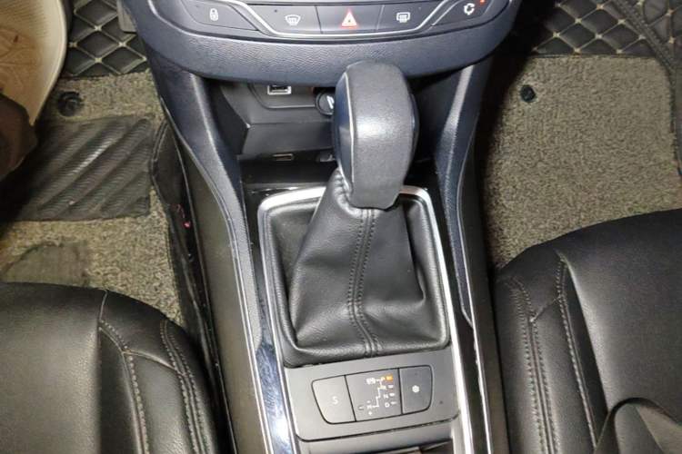 Used Peugeot 408 2014 1.8L Automatic Luxury Edition Gear Lever