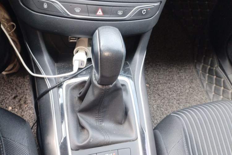 Used Peugeot 408 2014 1.8L Automatic Luxury Edition Gear Lever