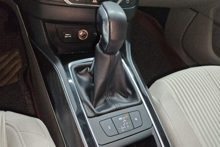 Used Peugeot 408 2014 1.8L Automatic Luxury Edition Gear Lever