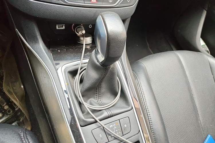 Used Peugeot 408 2014 1.8L Automatic Luxury Edition Gear Lever