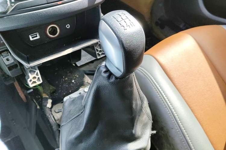 Used Peugeot 408 2014 1.8L Manual Leading Edition Gear Lever