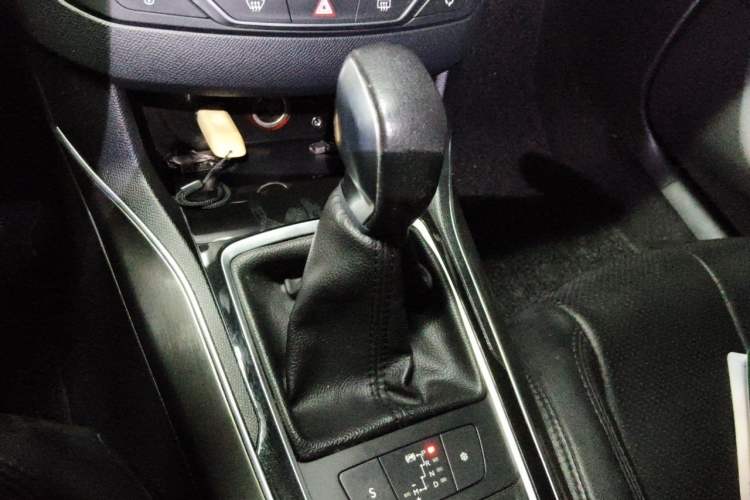 Used Peugeot 408 2014 1.8L Automatic Luxury Edition Gear Lever