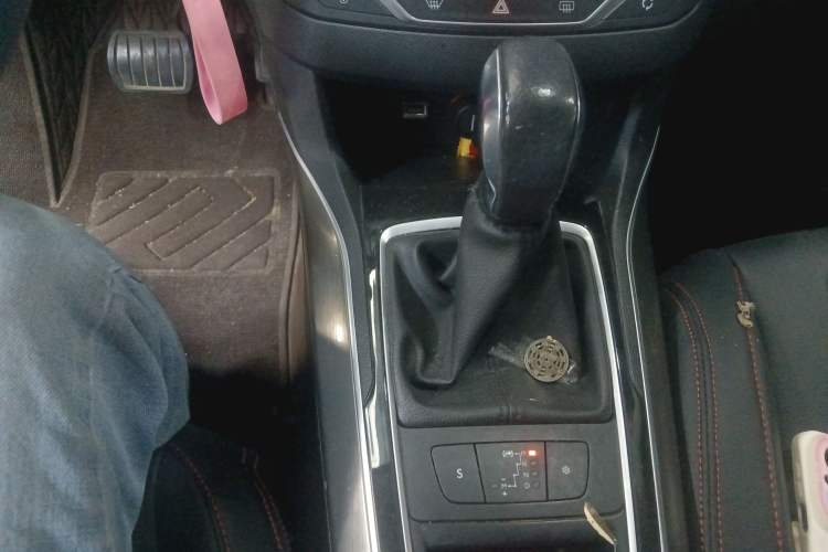 Used Peugeot 408 2014 1.8L Automatic Luxury Edition Gear Lever