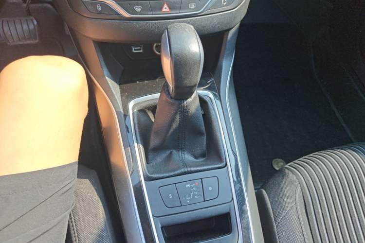Used Peugeot 408 2014 1.8L Automatic Luxury Edition Gear Lever