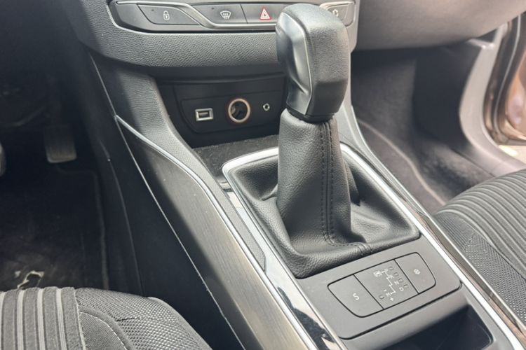Used Peugeot 408 2014 1.8L Automatic Luxury Edition Gear Lever