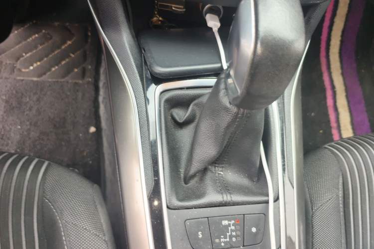 Used Peugeot 408 2014 1.8L Automatic Luxury Edition Gear Lever