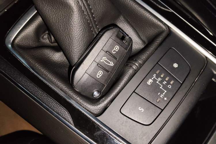 Used Peugeot 408 2014 1.8L Automatic Luxury Edition Interior 1