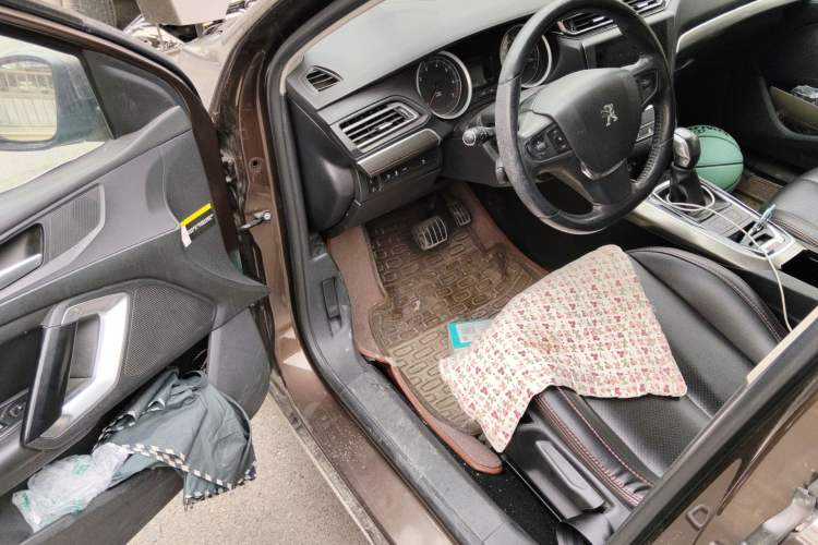Used Peugeot 408 2014 1.8L Automatic Luxury Edition Interior 3
