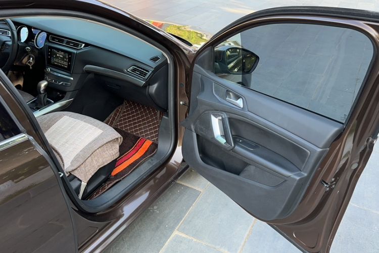 Used Peugeot 408 2014 1.8L Automatic Luxury Edition Interior 4
