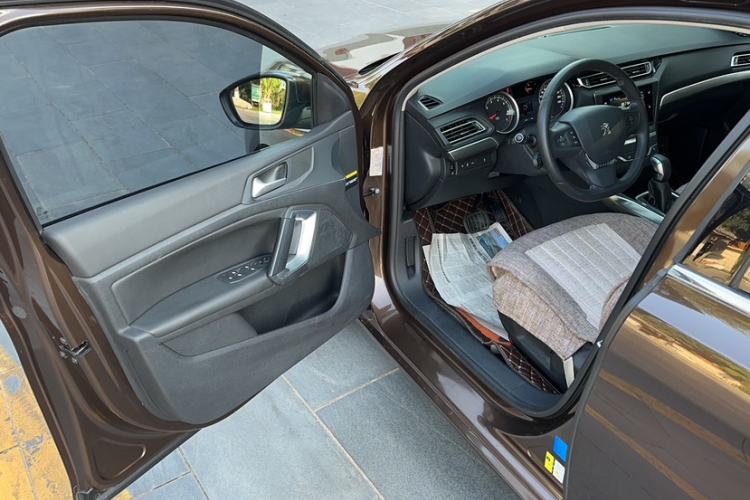Used Peugeot 408 2014 1.8L Automatic Luxury Edition Interior 7