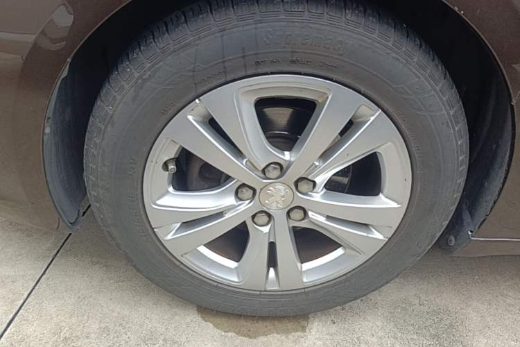 Used Peugeot 408 2014 1.8L Automatic Leading Edition Left Front Wheel Hub