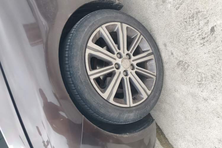 Used Peugeot 408 2014 1.8L Automatic Luxury Edition Left Front Wheel Hub