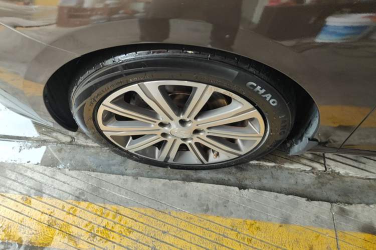 Used Peugeot 408 2014 1.8L Automatic Luxury Edition Left Front Wheel Hub