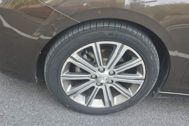 Used Peugeot 408 2014 1.8L Automatic Luxury Edition Left Front Wheel Hub