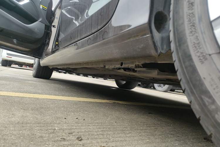 Used Peugeot 408 2014 1.8L Automatic Luxury Edition Left Side Sill