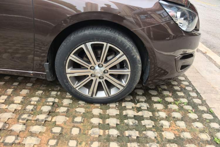 Used Peugeot 408 2014 1.8L Automatic Luxury Edition Right Front Wheel Hub
