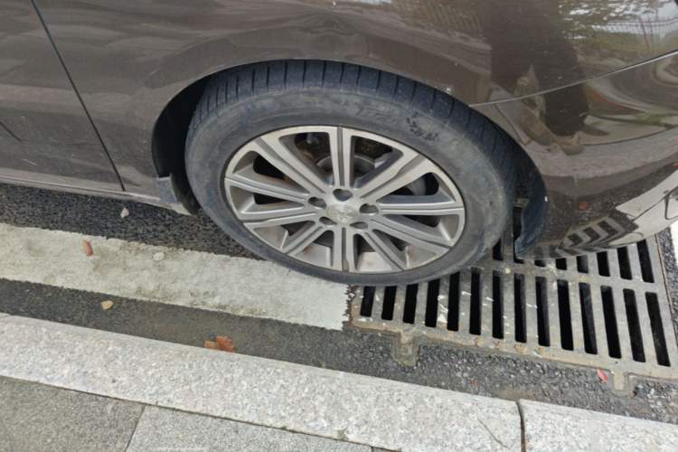 Used Peugeot 408 2014 1.8L Automatic Luxury Edition Right Front Wheel Hub