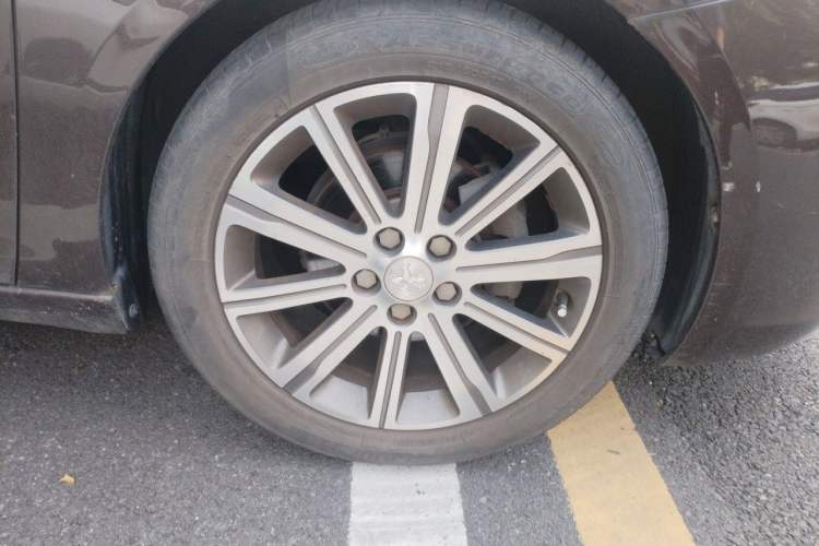 Used Peugeot 408 2014 1.8L Automatic Luxury Edition Right Front Wheel Hub