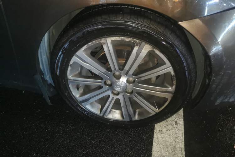 Used Peugeot 408 2014 1.8L Automatic Luxury Edition Right Front Wheel Hub