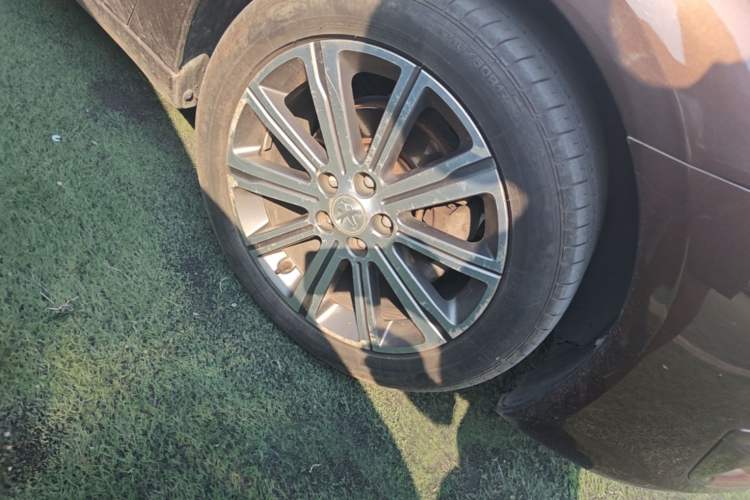 Used Peugeot 408 2014 1.8L Automatic Luxury Edition Right Front Wheel Hub