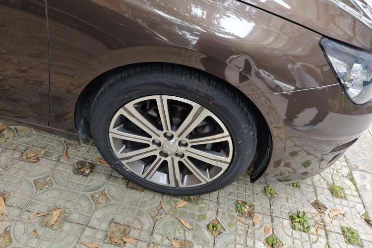 Used Peugeot 408 2014 1.8L Automatic Luxury Edition Right Front Wheel Hub