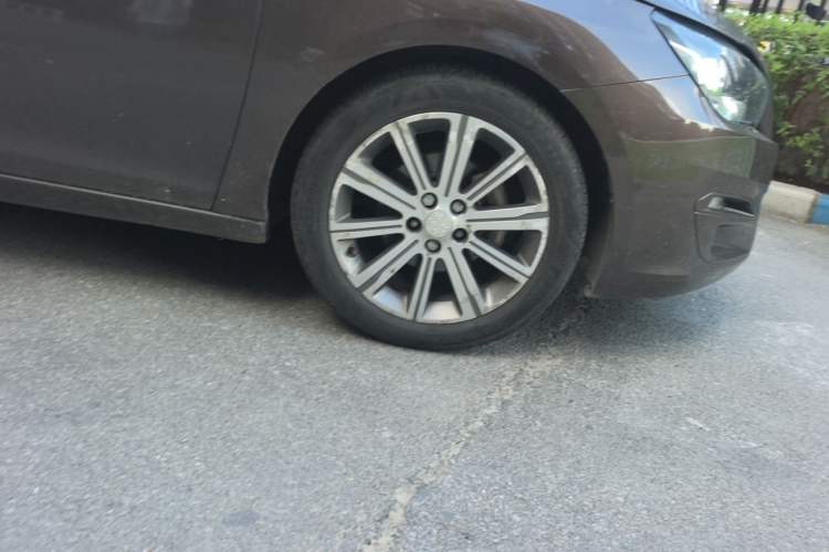 Used Peugeot 408 2014 1.8L Automatic Luxury Edition Right Front Wheel Hub